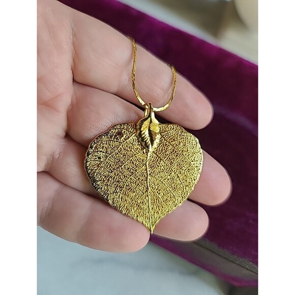 Gold Tone Metal Leaf Shaped Pendant Necklace - Picture 1 of 10